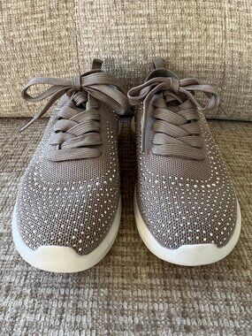 NWOT: Clarks Cloudstepper Women's Rhinestone-Embellished Sneakers: Size 7.5